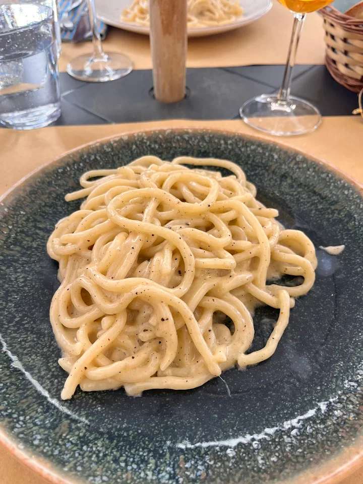 Piatto di pici cacio e pepe, primo piano