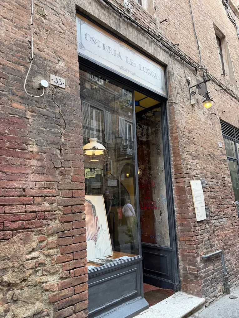 Ingresso storico dell'Osteria Le Logge in Via del Porrione 33 a Siena