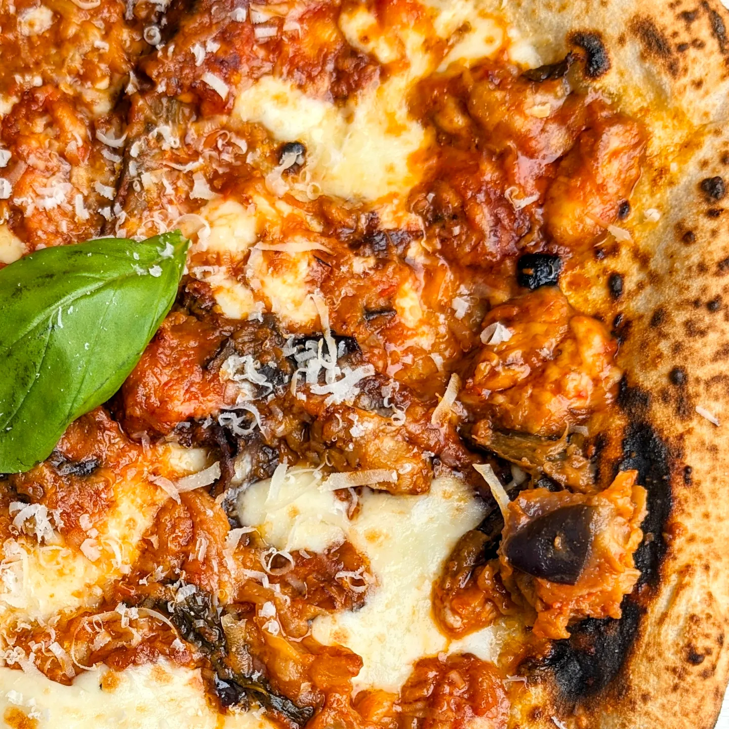 Pizza alla parmigiana servita in una pizzeria di quartiere a Siena