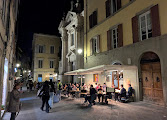 Osteria La Sosta di Violante Siena tavoli all'aperto in Via Pantaneto la sera