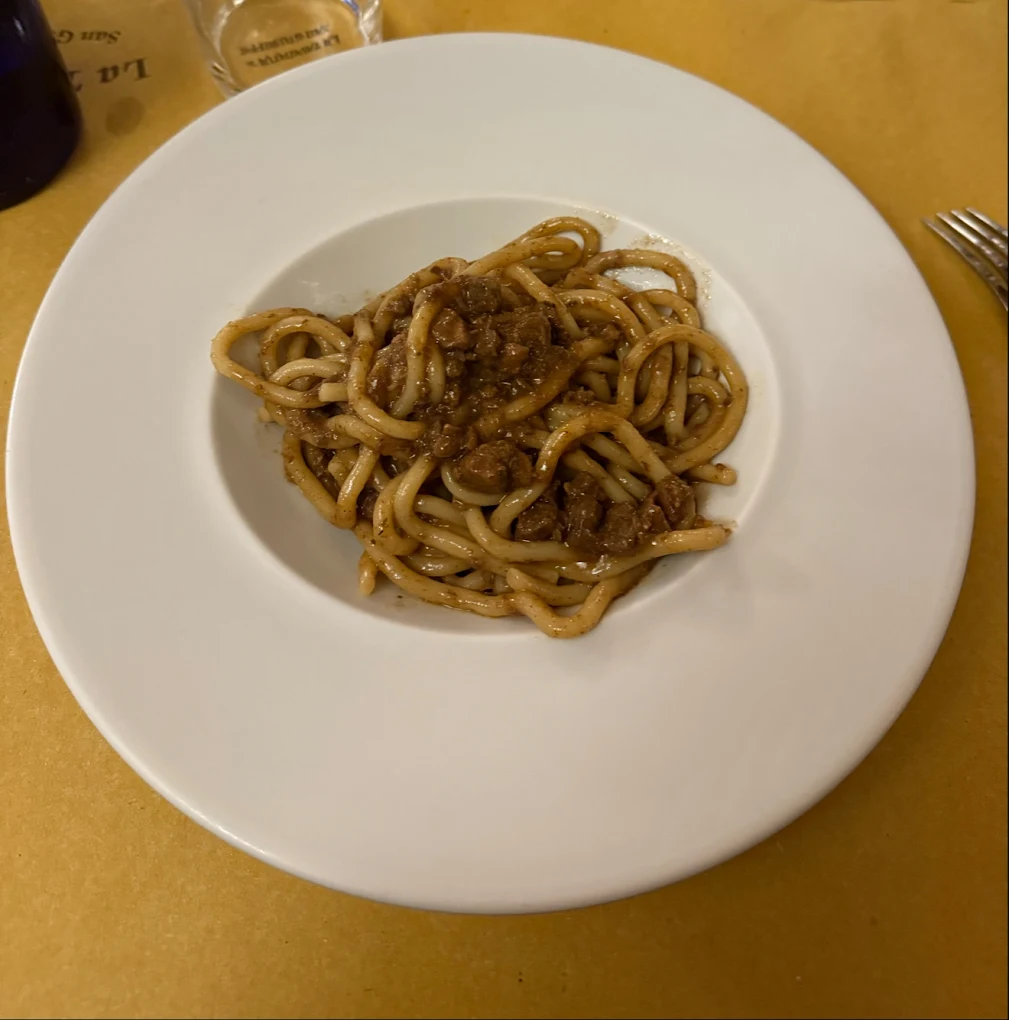 Piatto di pici al ragù di cinta senese tipo Toscanello / Tuscanello a Siena, fotografato dall'alto